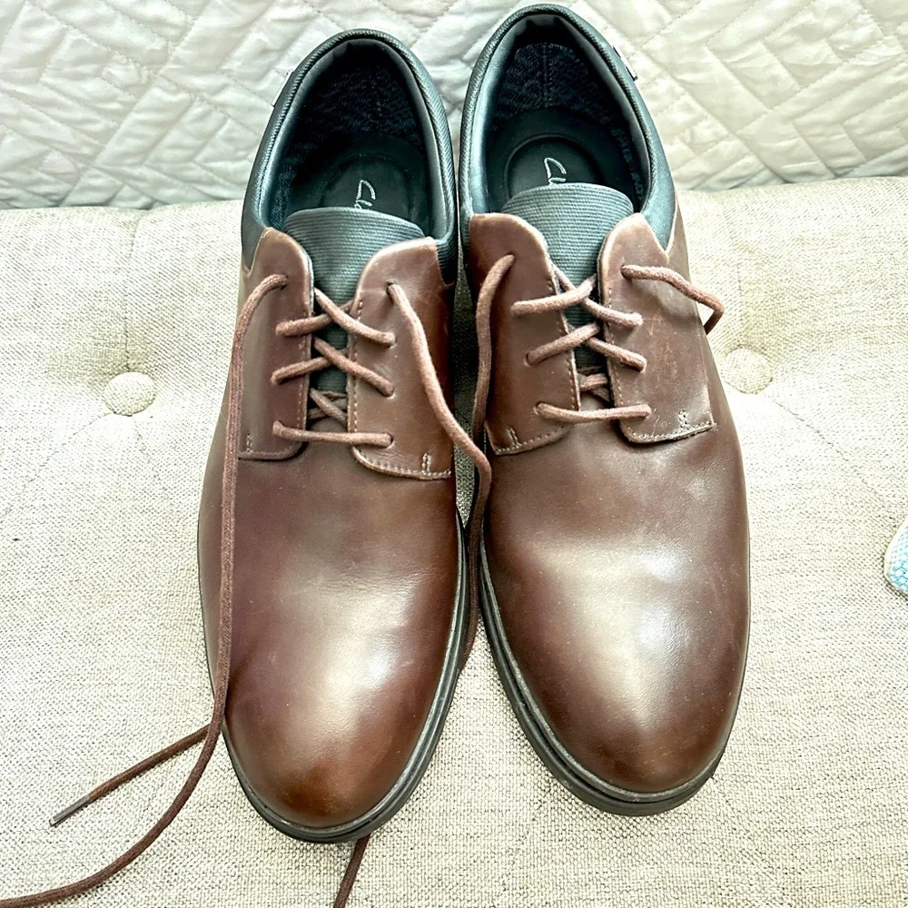 EUC Men’s Clarks Brown Dress Shoes - sz 9 - Picture 1 of 7